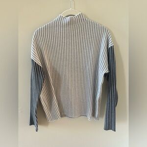 Adrienne Vittadini - Long Sleeve Sweater Size Small